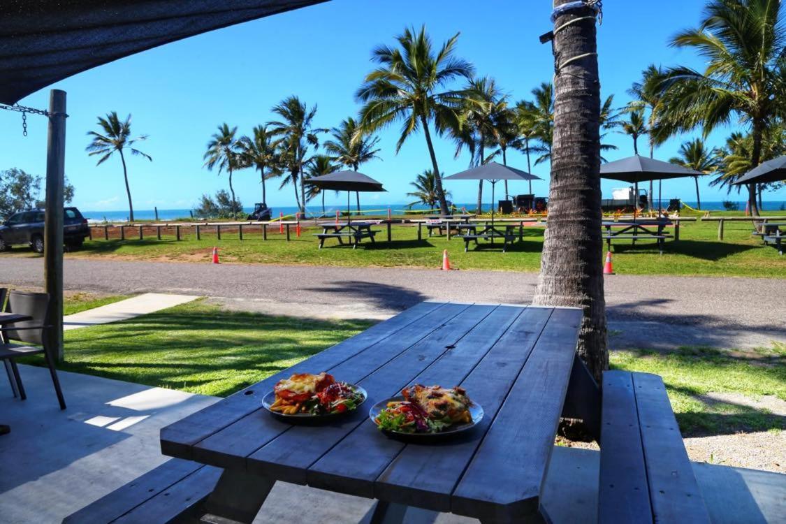 Sarina Beach Motel Grasstree Beach Buitenkant foto