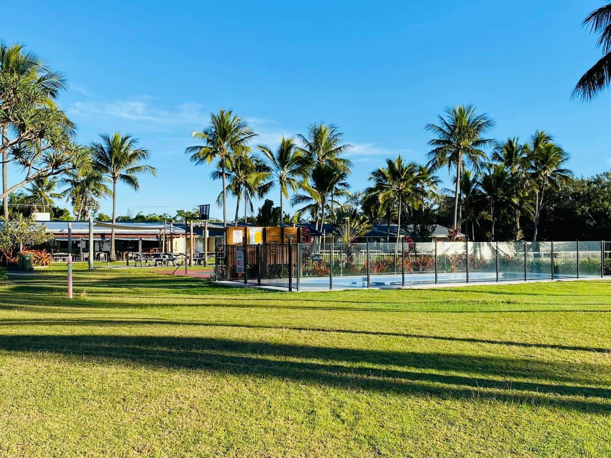 Sarina Beach Motel Grasstree Beach Buitenkant foto